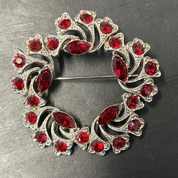 Unbranded Jewelry - Vintage Silver Tone Red Rhinestone Christmas Wreath Brooch